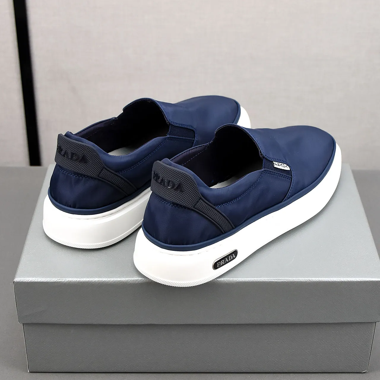 PP400❣️❣️❣️Prada breathable cloth shoes, the upper is made of comfortable and breathable fabric, and the ultra-light soft foam outsole. Men's size 39-44.